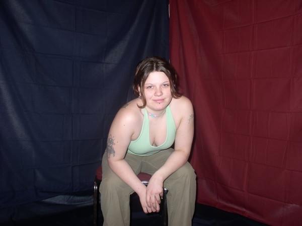17P Chubby tattoo brunette posing