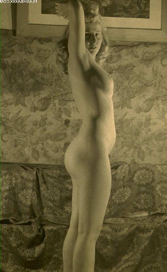 15P Classic vintage babes posing