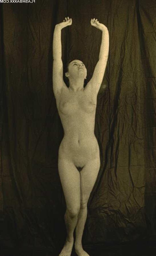 15P Classic vintage babes posing