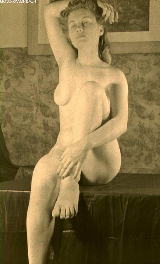 15P Classic vintage babes posing