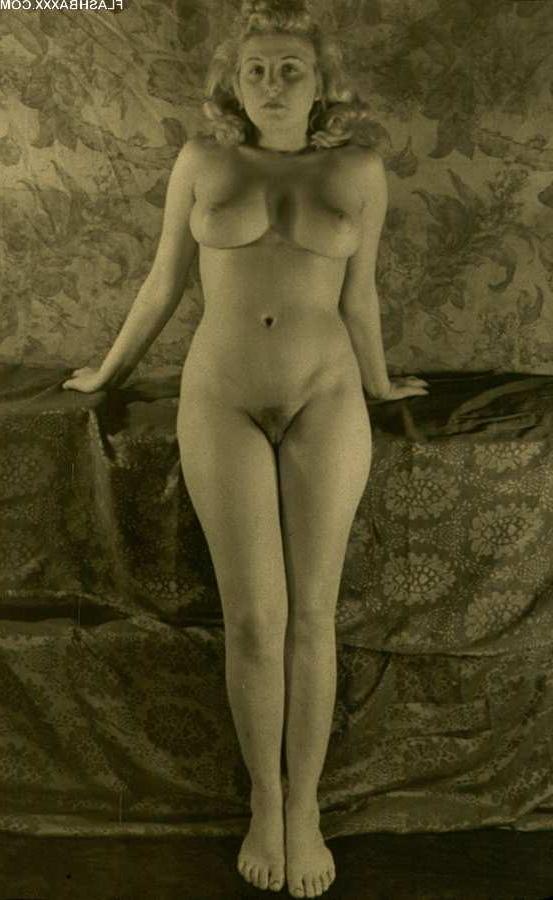 15P Classic vintage babes posing