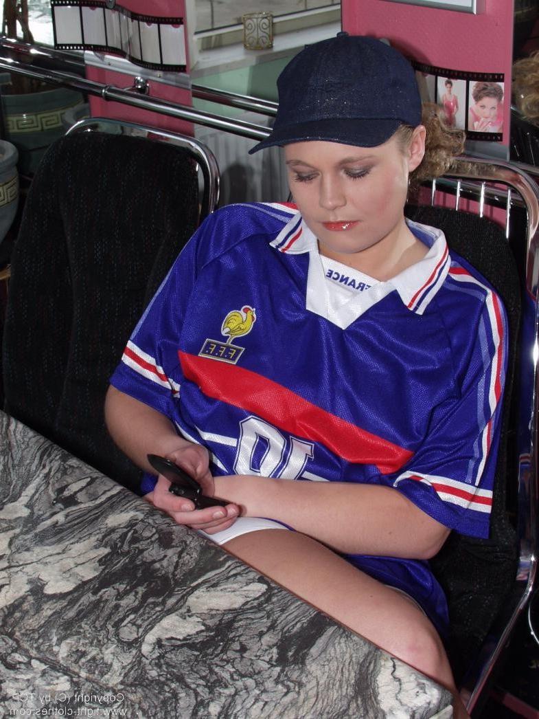20P Shaved teen toys her muff