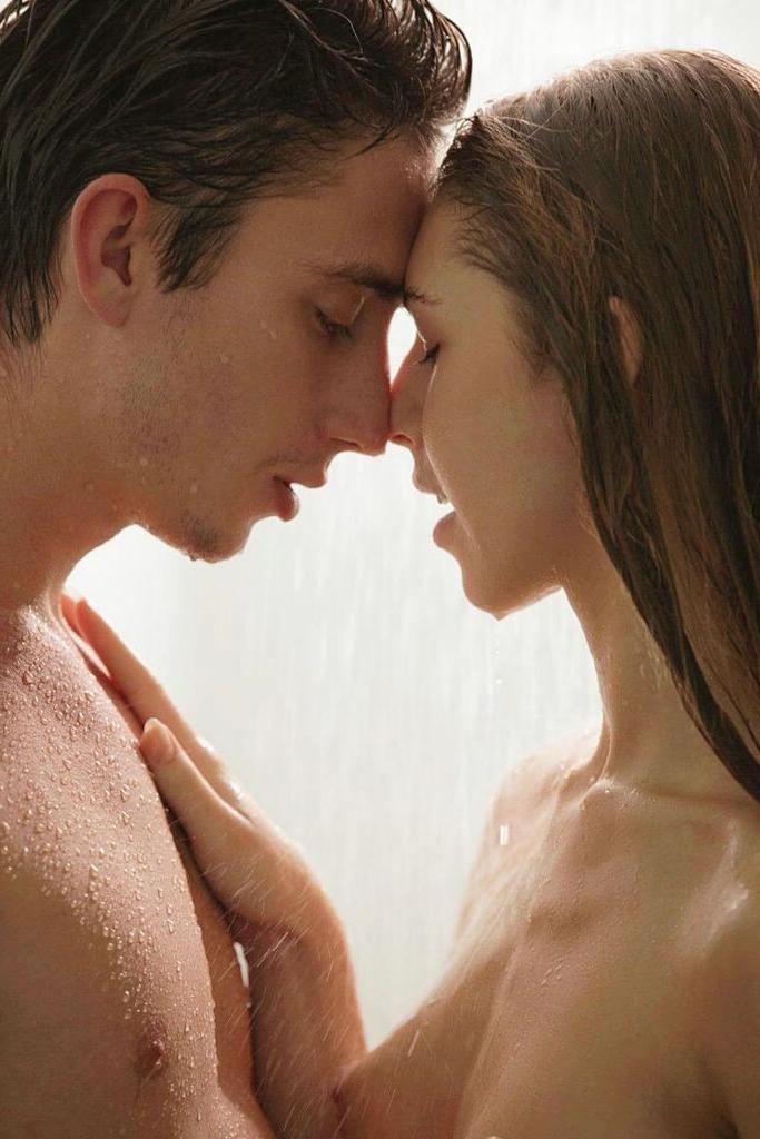 15P Amorous girlfriend bumps and grinds in steamy shower sex