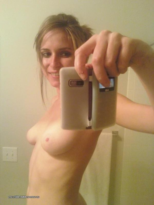 10P Photos of a horny chick pussy-playing while camwhoring