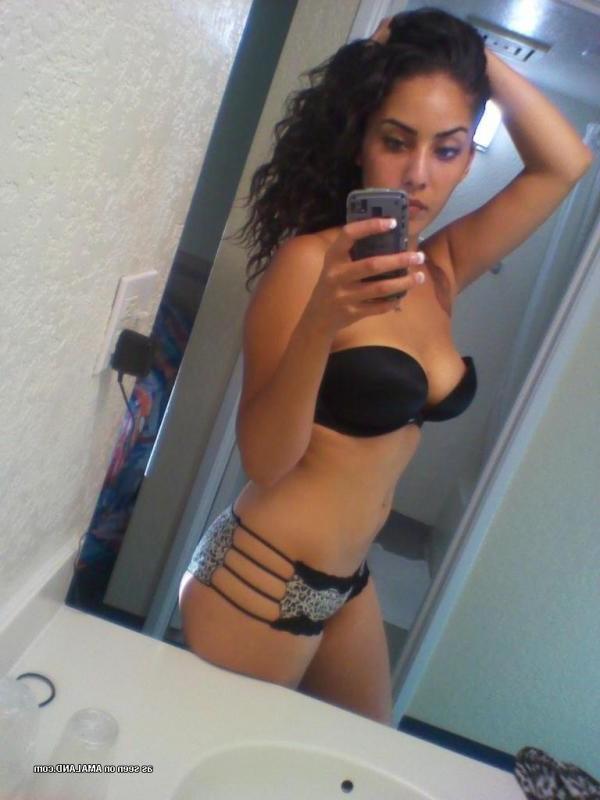 10P Gorgeous horny babe selfshooting while fingering