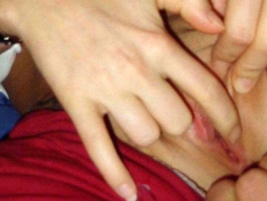16P Gallery of amateur hardcore kinky GFs pussy-playing