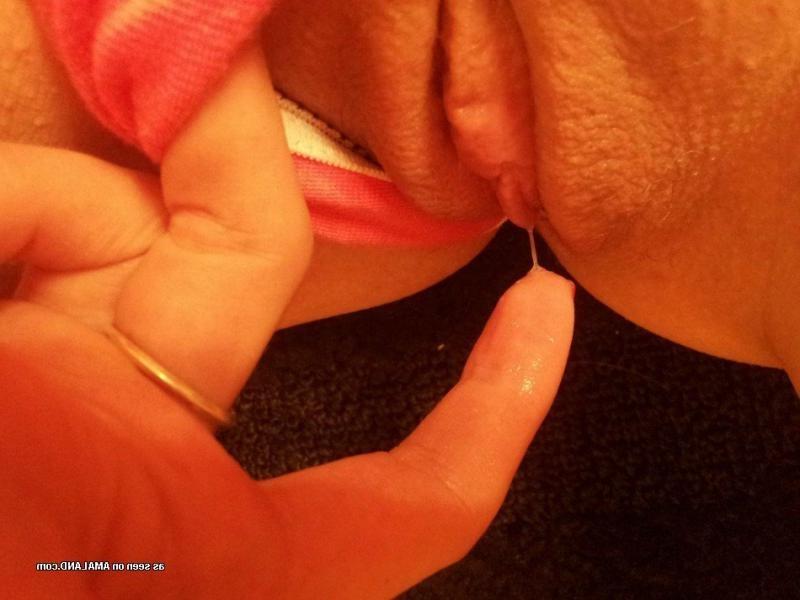 15P Anonymous chick fingering her smooth juicy pussy