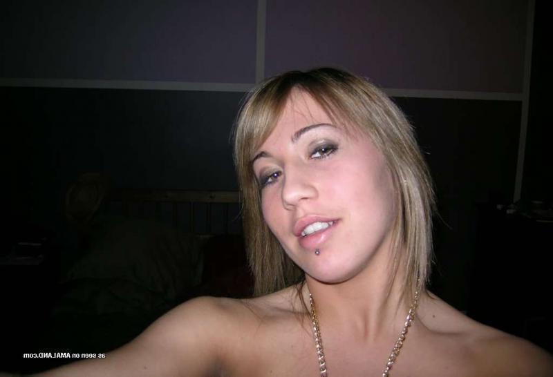 15P Chick posing in kinky selfpics while pussy-playing on cam