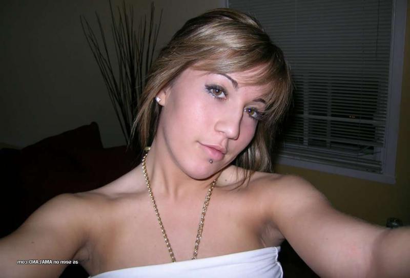 15P Chick posing in kinky selfpics while pussy-playing on cam