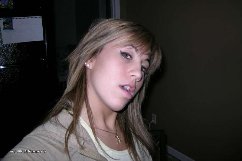 15P Chick posing in kinky selfpics while pussy-playing on cam