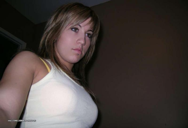 15P Chick posing in kinky selfpics while pussy-playing on cam