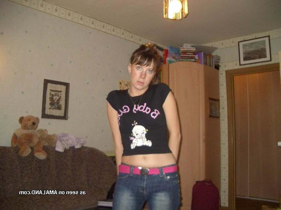 14P Pictures of a chick playing with her pussy