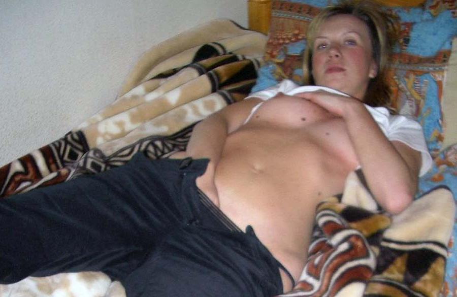 14P Pictures of a chick playing with her pussy