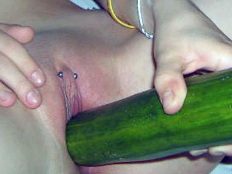 16P Pictures of horny amateur GFs pussy-playing