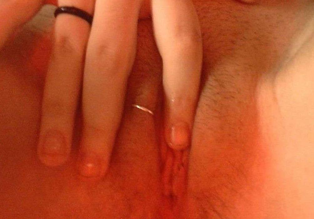 16P Pictures of babes masturbating using their fingers