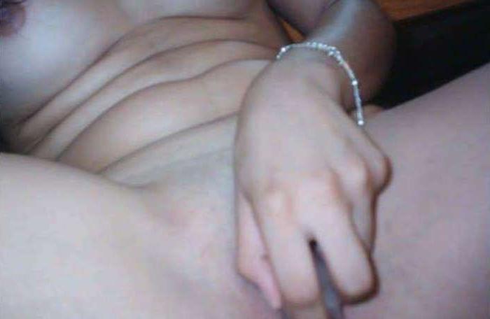 16P Pictures of a naked hottie toying with her cunt