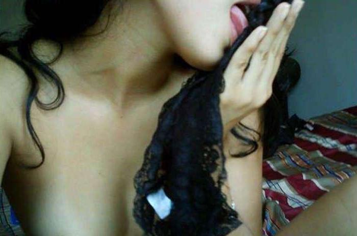 16P Pictures of a naked hottie toying with her cunt
