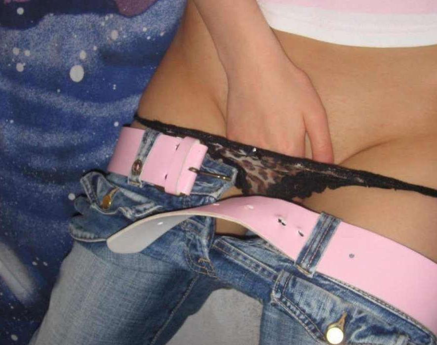 16P Pictures of a masturbating honey selfshooting on her bed