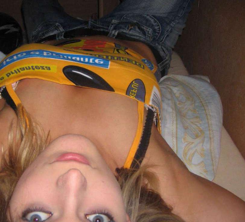 16P Pictures of a masturbating honey selfshooting on her bed