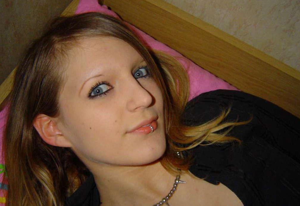 16P Pictures of a masturbating honey selfshooting on her bed