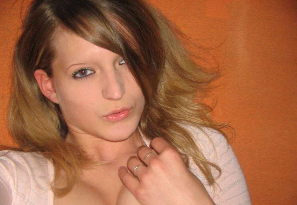 16P Pictures of a masturbating honey selfshooting on her bed