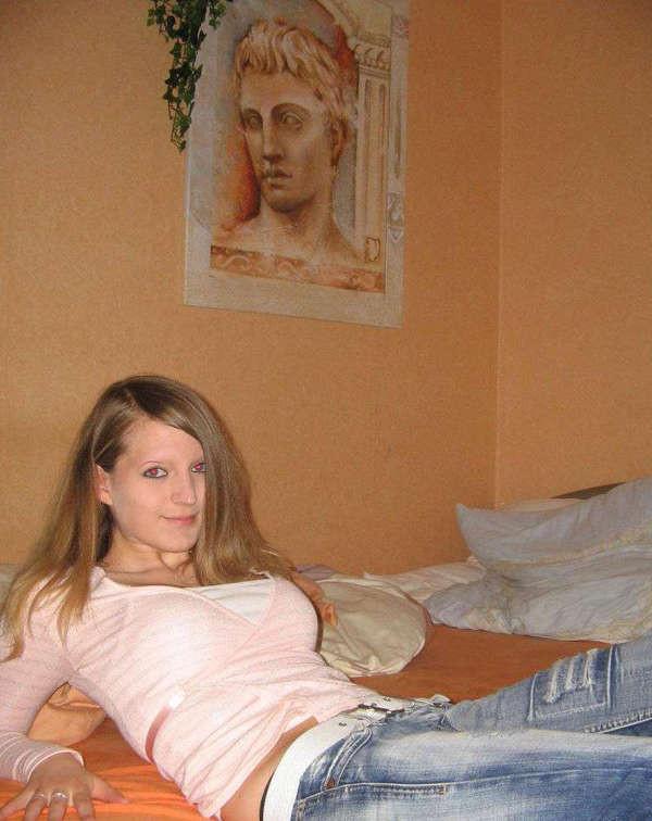 16P Pictures of a masturbating honey selfshooting on her bed