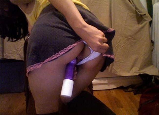16P Pictures of a horny girlfriend fucking her twat with a vibrator
