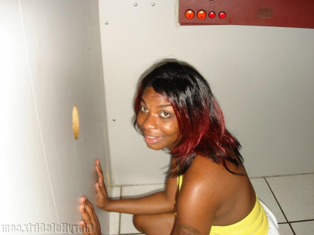 20P Ebony taking care all the cummers at the gloryhole