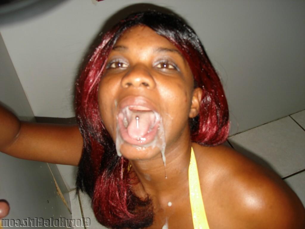 20P Ebony taking care all the cummers at the gloryhole