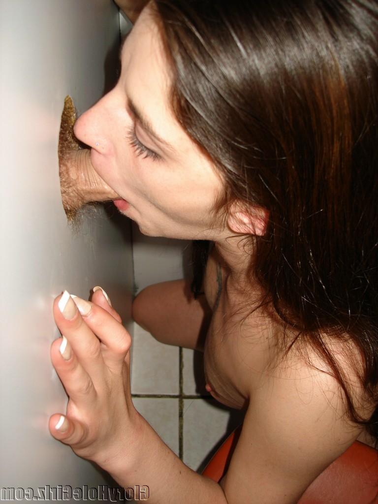20P Wild grunge babe taking care all the cummers at gloryhole