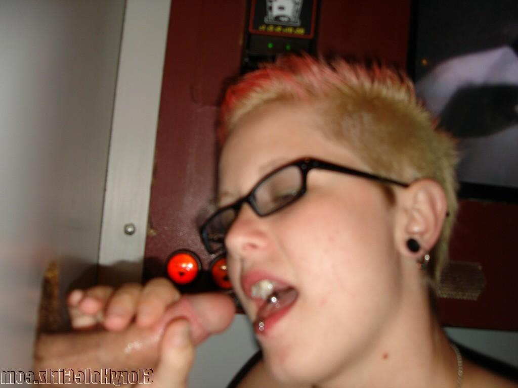 20P Punky blonde slut taking care all the cummers at gloryhole