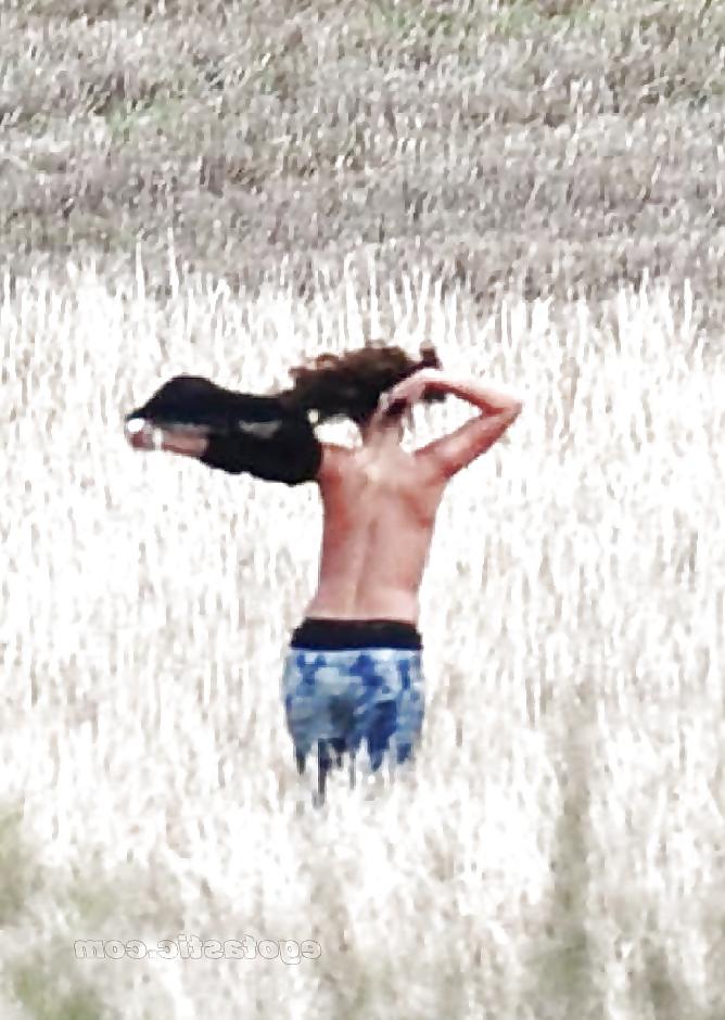 14P Rihanna topless