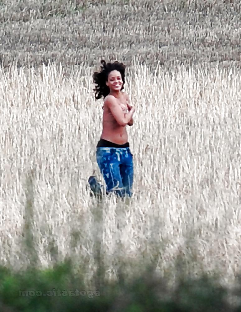 14P Rihanna topless
