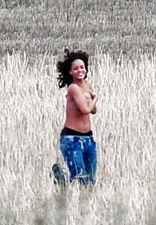 14P Rihanna topless