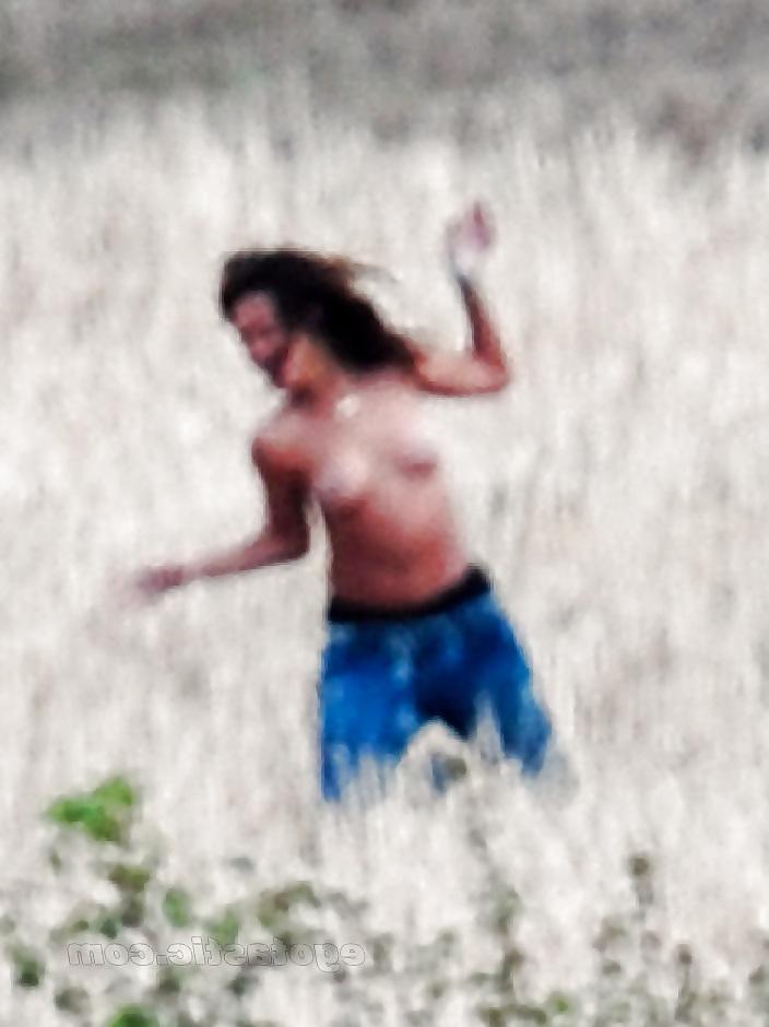14P Rihanna topless