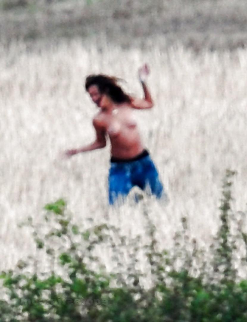 14P Rihanna topless