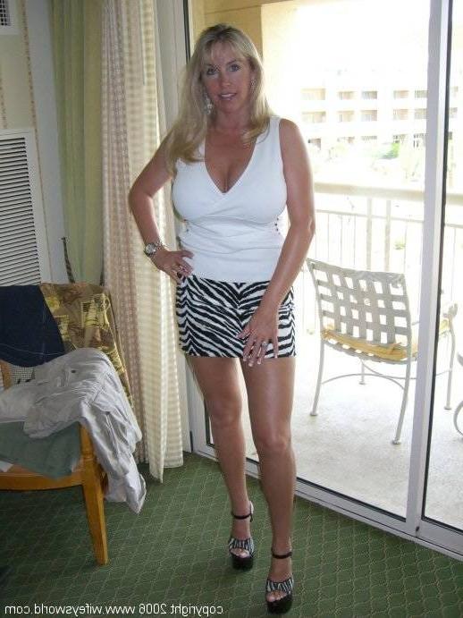 14P Horny wife in a motel room gets pumped by hubby