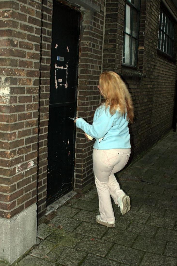 19P Chubby blonde kills time by sucking cock through gloryhole