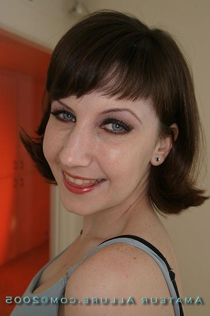 16P A sweet amateur brunette gets a nasty facial shot /