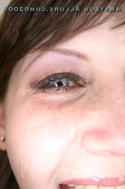 16P A sweet amateur brunette gets a nasty facial shot /