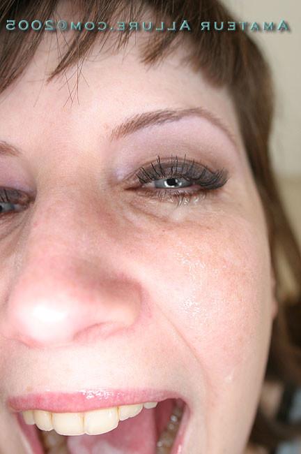 16P A sweet amateur brunette gets a nasty facial shot /