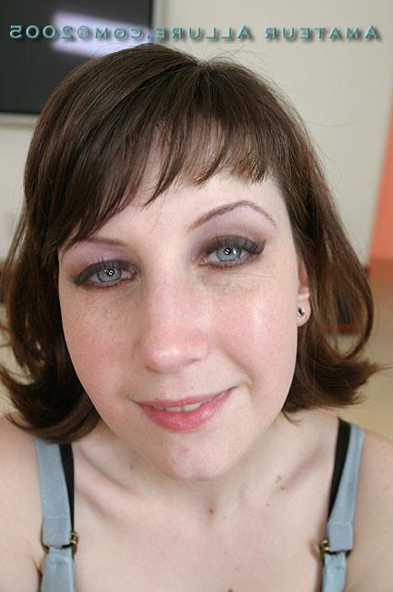 16P A sweet amateur brunette gets a nasty facial shot /