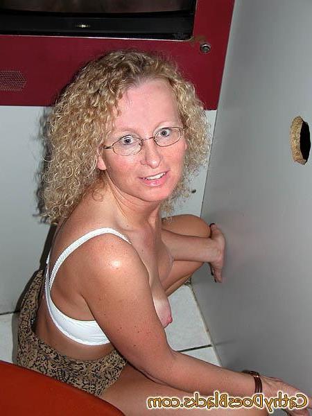 16P wife swallows huge cumload in gloryhole