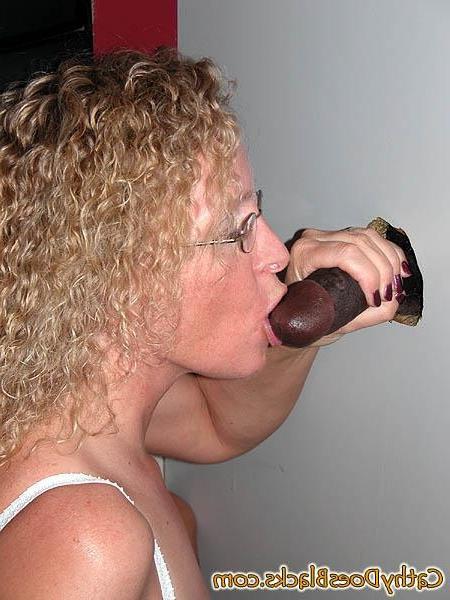 16P wife swallows huge cumload in gloryhole