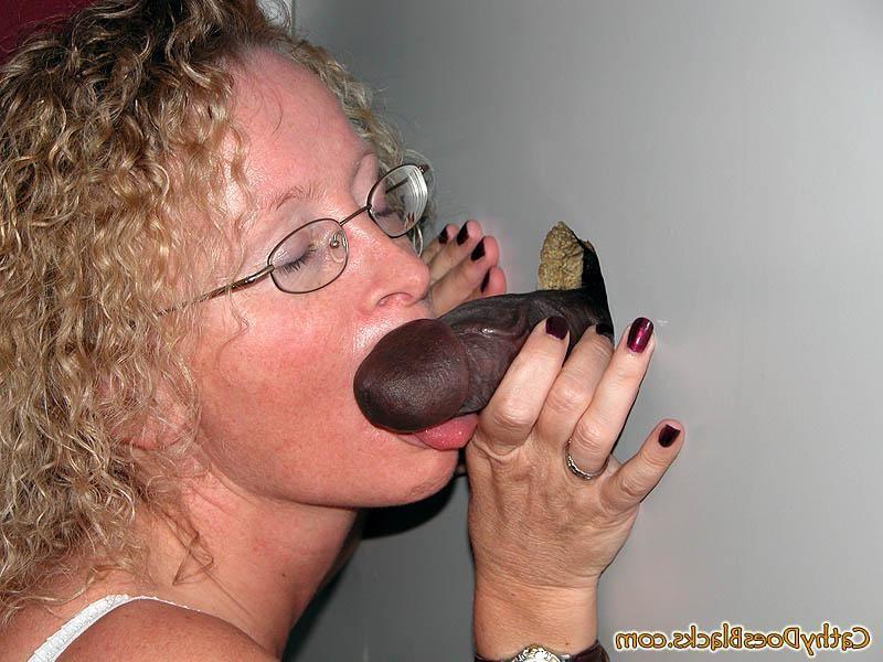 16P wife swallows huge cumload in gloryhole