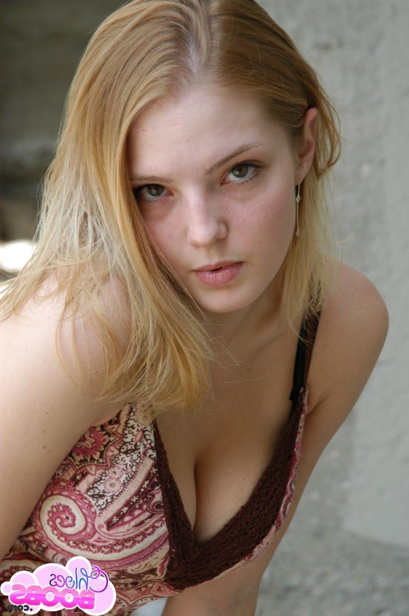 16P Cute blonde tease outdoors