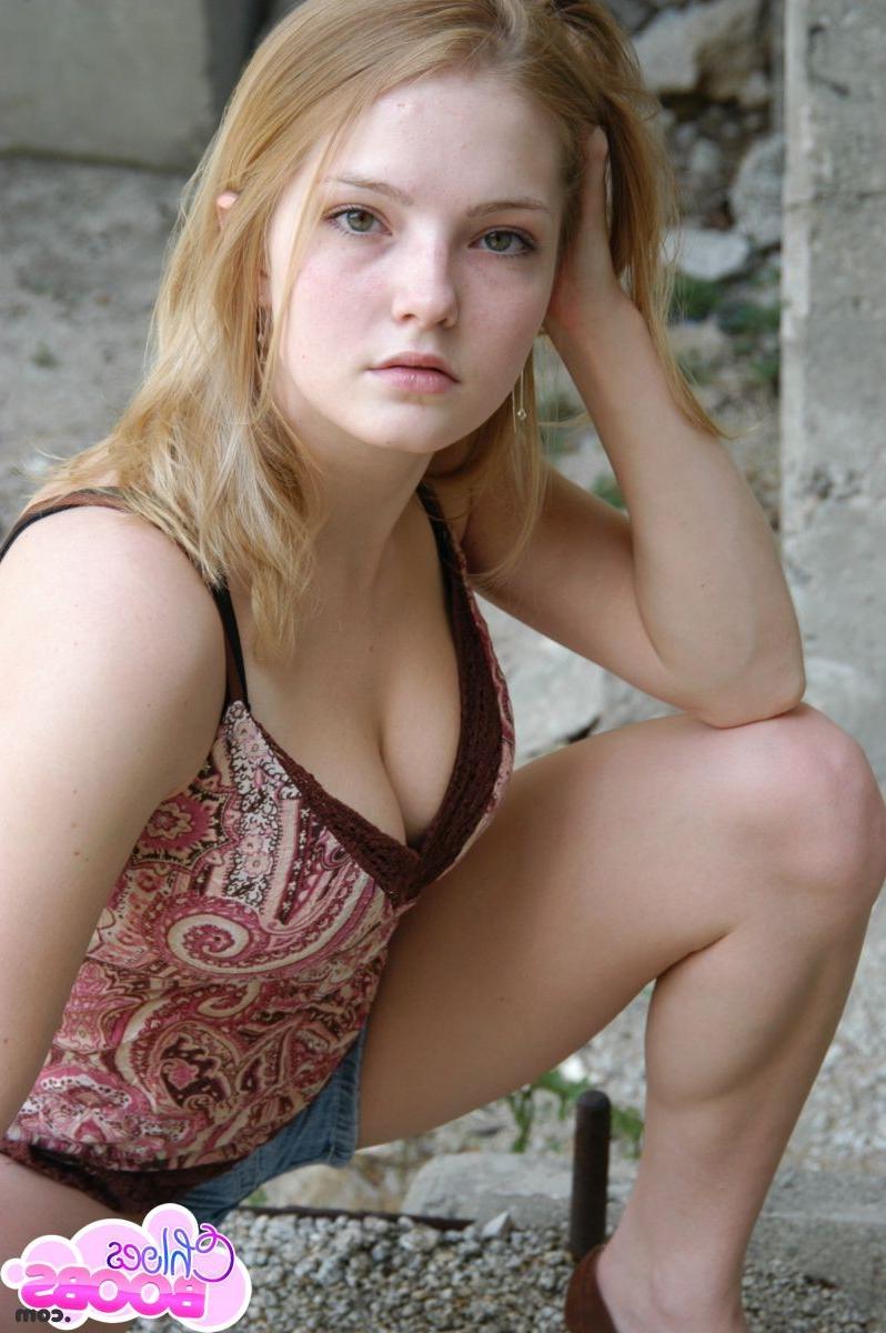 16P Cute blonde tease outdoors