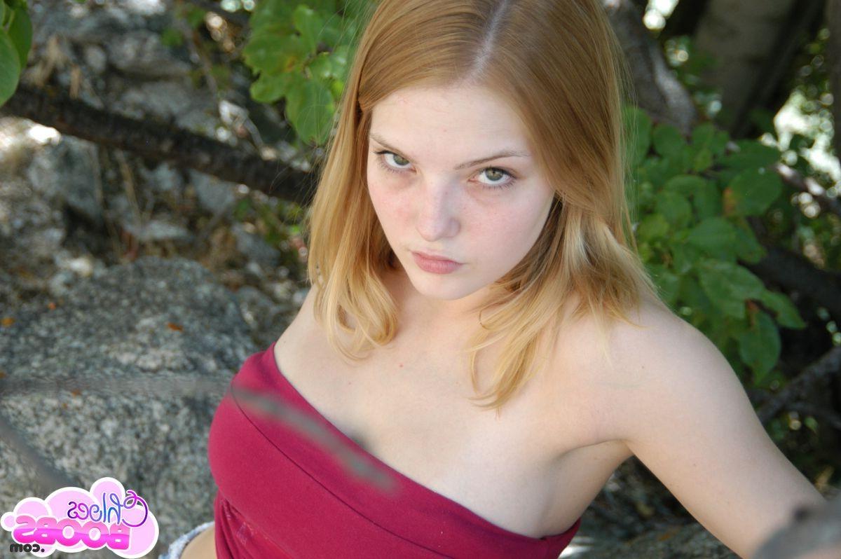 16P Cute amateur girl outside