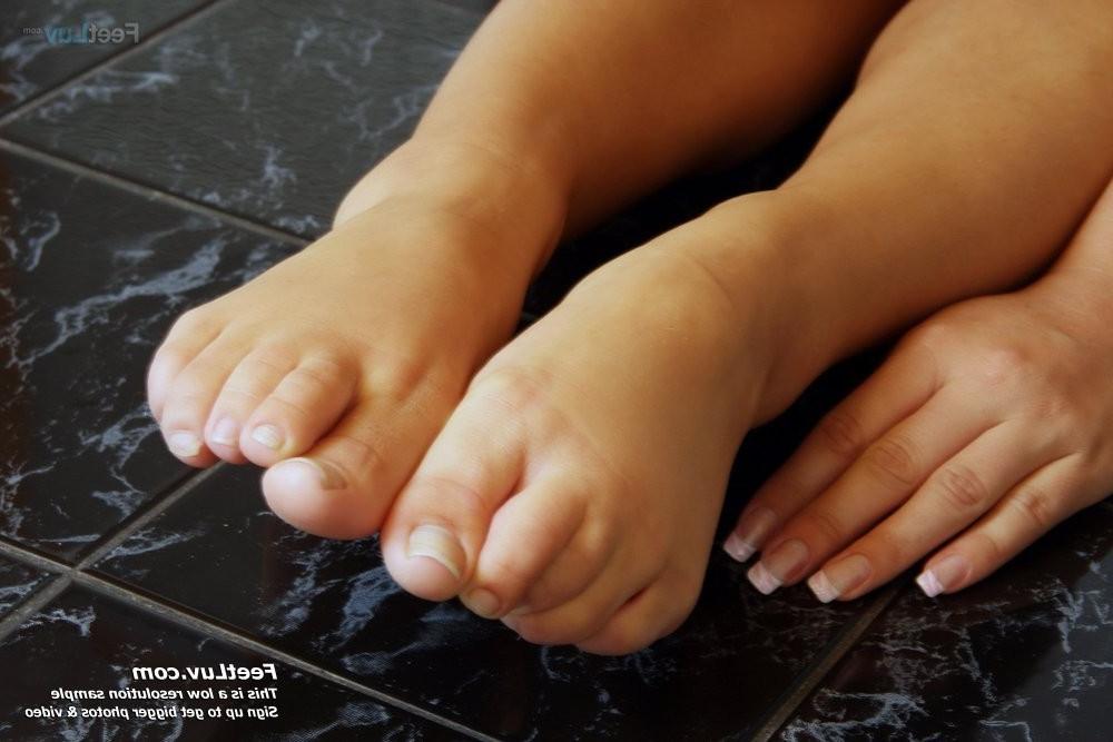 16P Skinny chick Sharon licks her bare feet