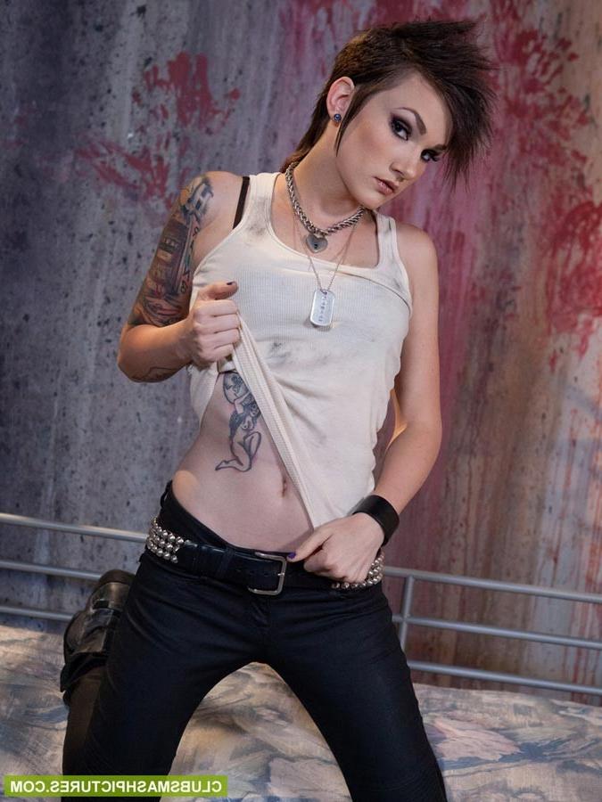 15P Bonnie Rotten and Nikki Hearts play with the rabbit